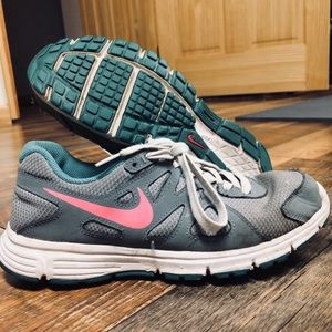 Nike Revolution 2 Athletic Shoes!! 💪🏼